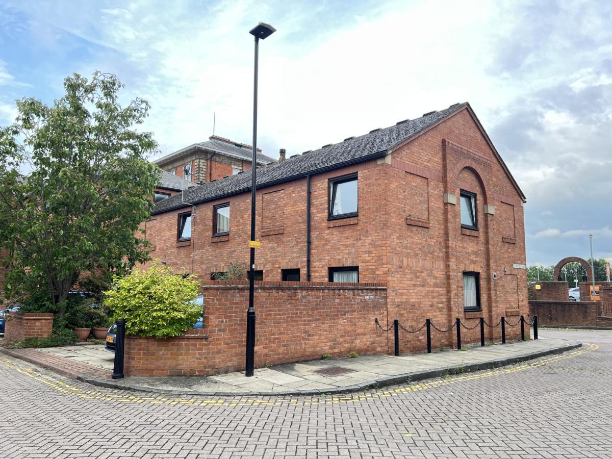 Modern 2 Bed Townhouse Just Outside City Walls With Free Private Parking York Extérieur photo
